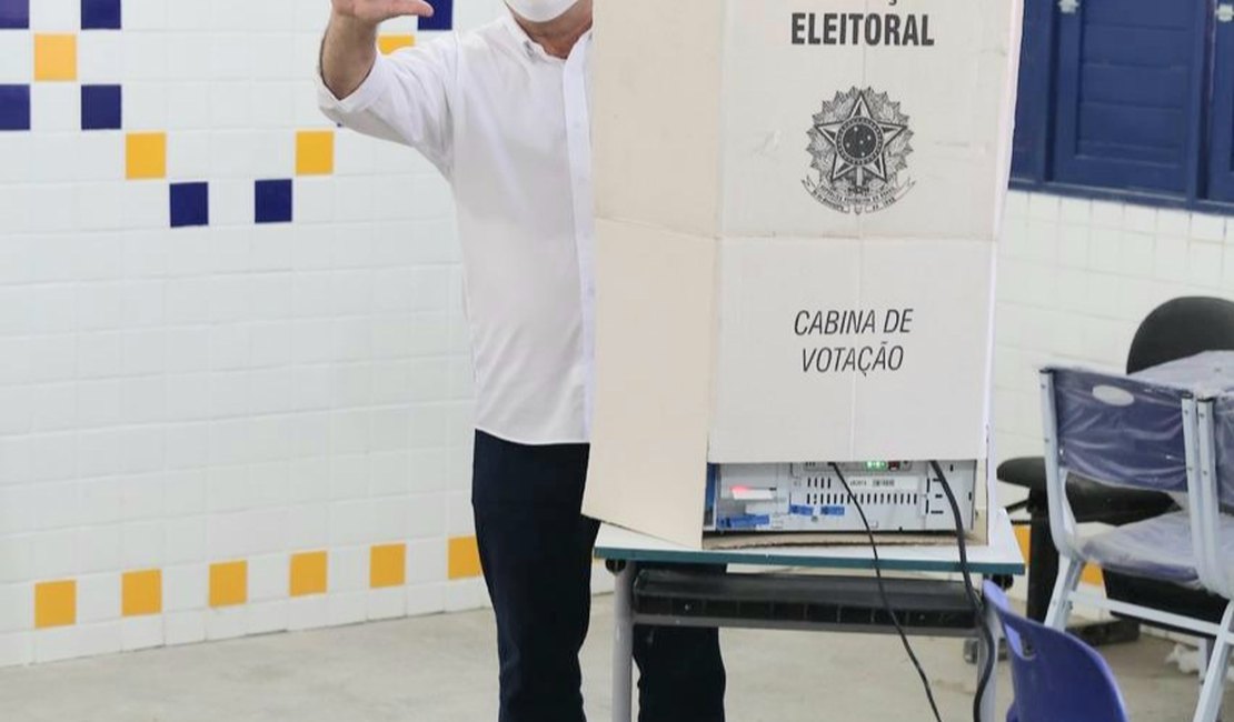 [Vídeo] Candidato a prefeito de Arapiraca, Luciano Barbosa é aplaudido por apoiadores ao comparecer ao local de votação