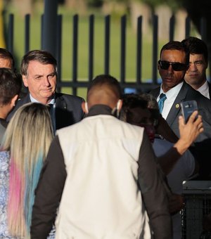 Bolsonaro almoça com fotógrafo empurrado em manifestação