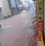 [Vídeo] Ruas de Palmeira dos Índios ficam alagadas após fortes chuvas que atingem a região