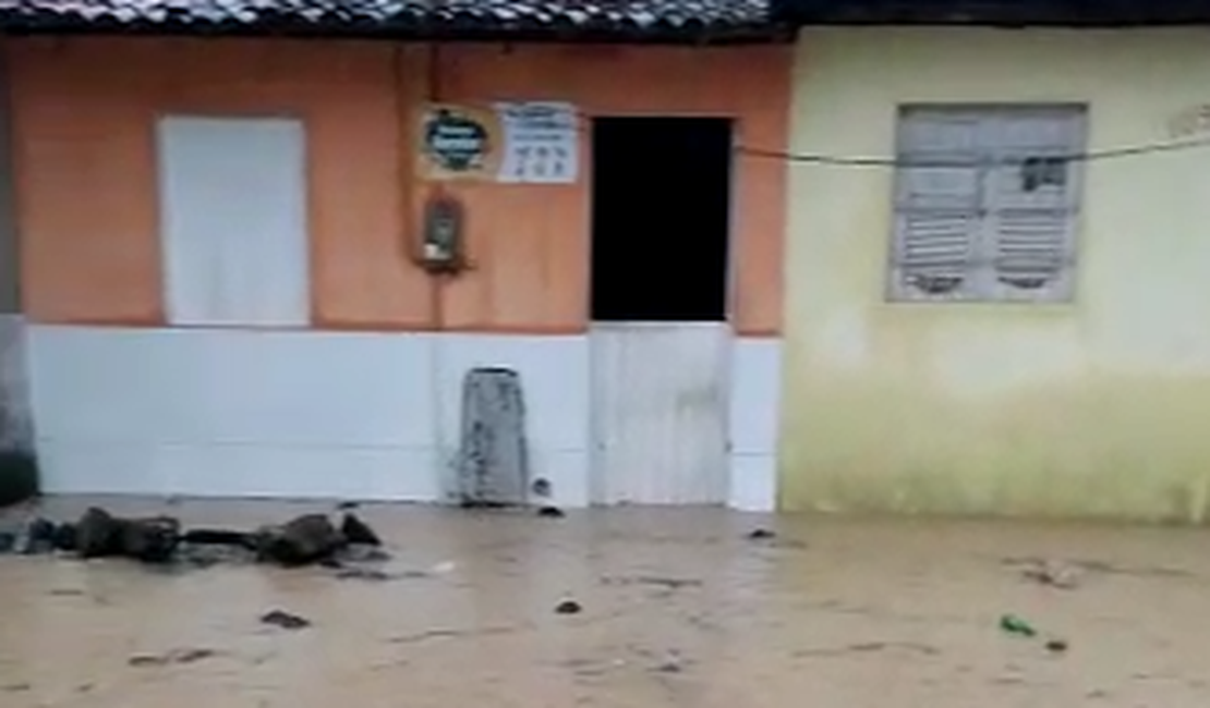 Córregos transbordam e moradores de Riacho Doce ficam ilhados