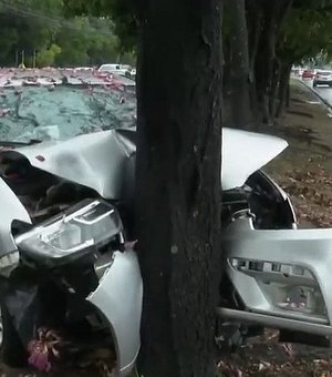 Motorista perde controle e carro com cinco pessoas bate em árvore na Gruta de Lourdes