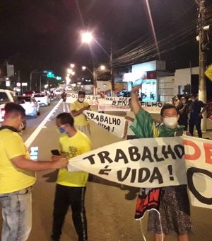 [Vídeo] Grupo realiza protesto na capital exigindo abertura das atividades econômicas