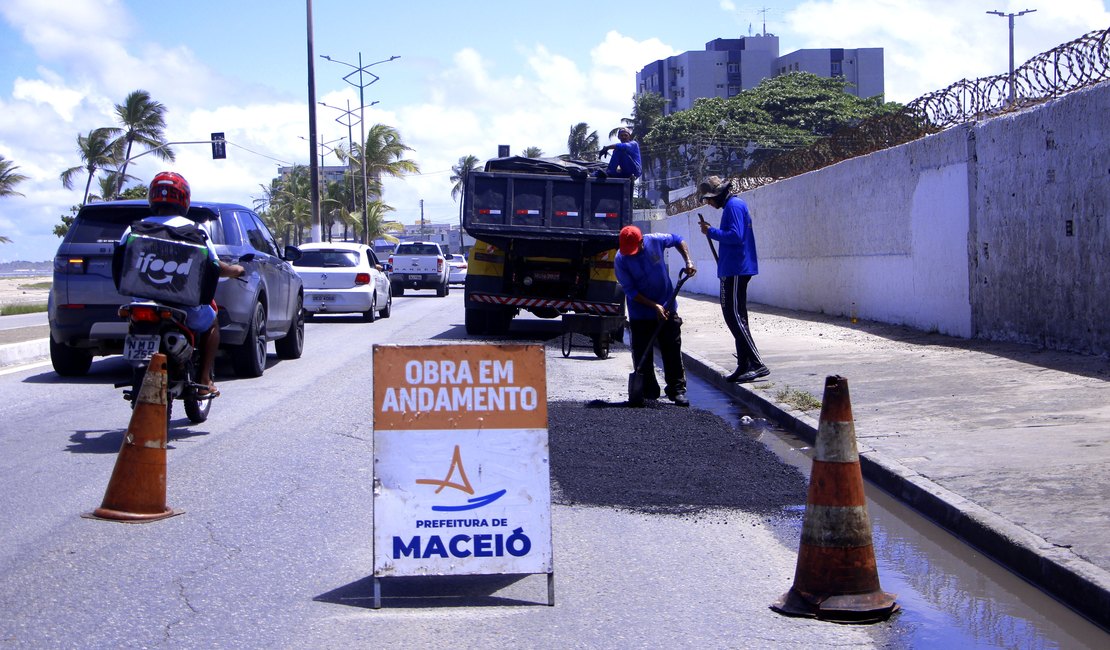 Seminfra inicia semana aplicando 140 toneladas de asfalto em oito bairros de Maceió