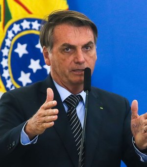 Bolsonaro volta a desdenhar de vírus e critica quarentena