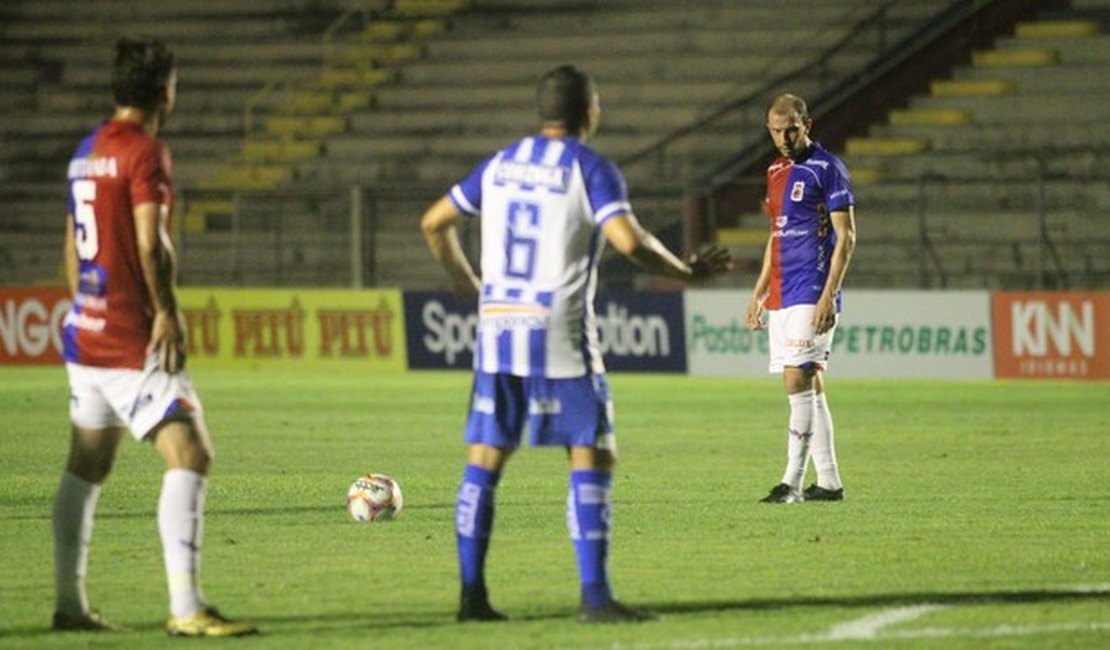 CSA perde para o Paraná, mas segue no G4
