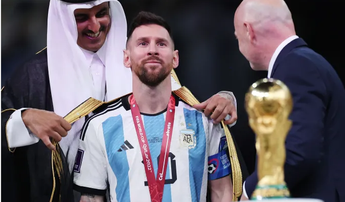Messi usa traje real bordado com fios de ouro para levantar a taça da Copa