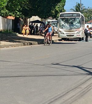 [VÍDEO] Ônibus são alvos de pedradas no Benedito Bentes