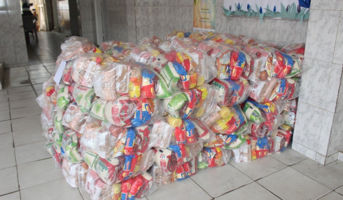 Prefeitura de Porto Calvo entrega kits de merenda escolar