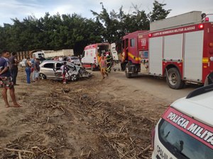 Colisão entre carro e caminhão deixa feridos em Matriz de Camaragibe
