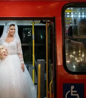 'Ganhamos até haters': noiva causa sensação ao chegar de ônibus no casório