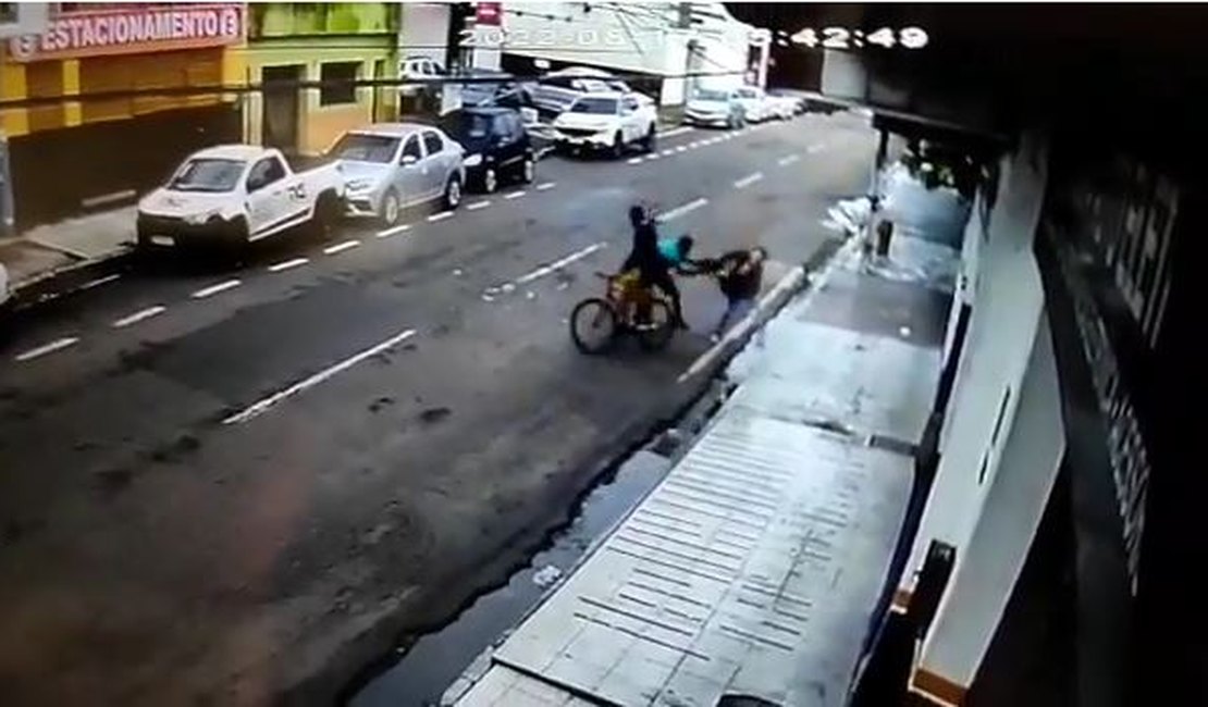 [Vídeo] Mulher reage e não deixa assaltante roubar bolsa no centro de Arapiraca