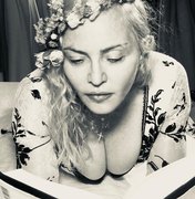 Madonna aparece em pose sexy ao ler na cama
