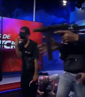 Homens armados invadem TV no Equador e rendem funcionários ao vivo