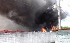Cerca de 60 veículos são destruídos em incêndio, em Maceió