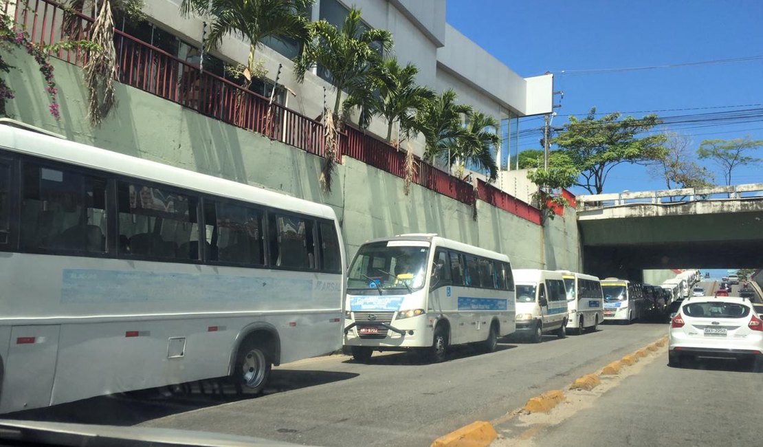 [Vídeo] Motoristas de transporte complementar protestam em Maceió