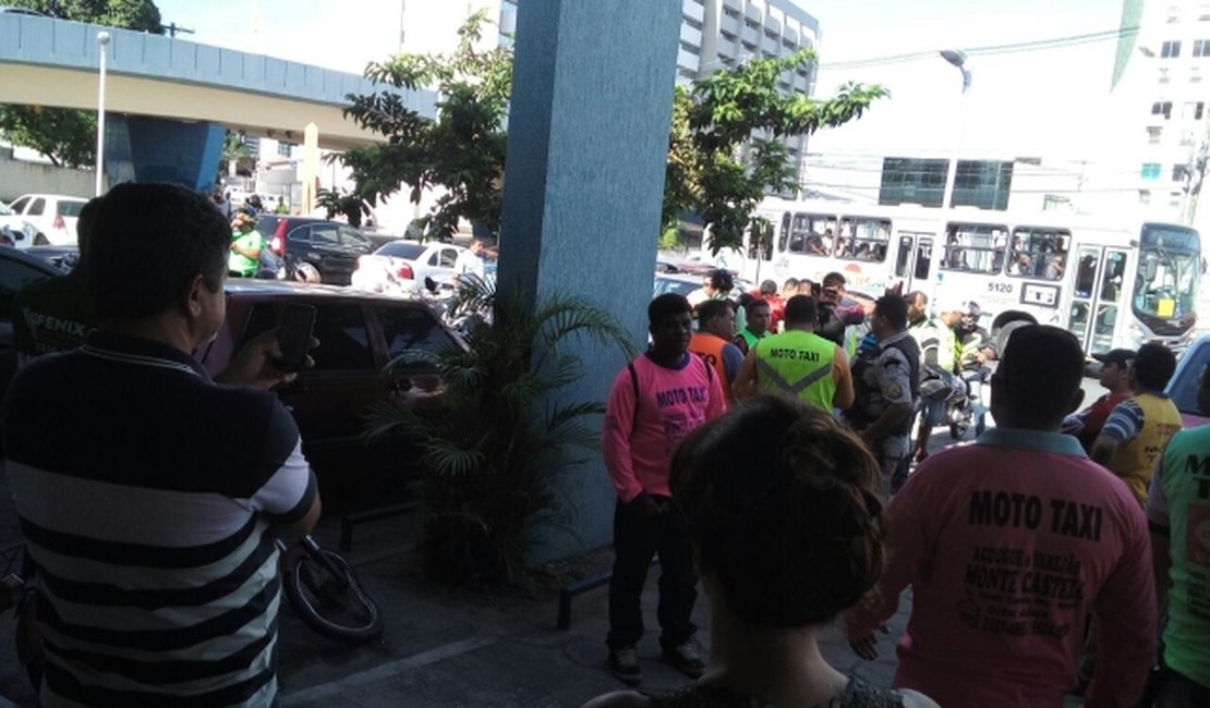 Mototaxistas protestam na porta do Code contra assassinato de colega de trabalho