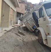 Caçamba com areia molhada tomba e deixa rua interditada na cidade de Maragogi