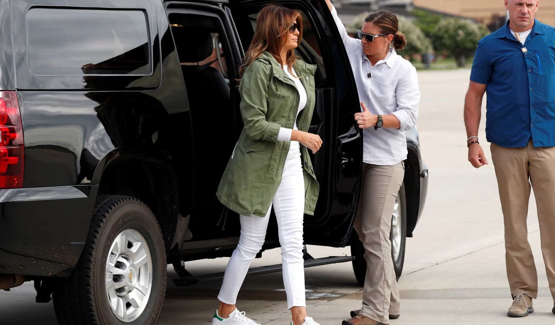 Mulher de Trump usa casaco polêmico ao visitar crianças imigrantes na fronteira