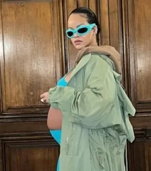 Rihanna posa com barrigão de grávida à mostra