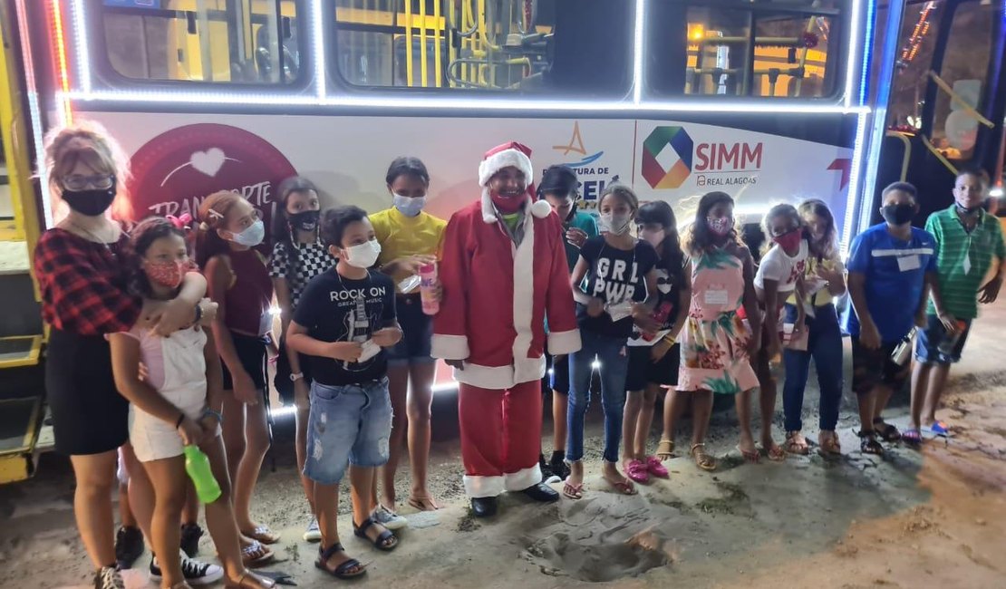 Estudantes saem em ônibus decorados para conhecer decoração natalina da orla