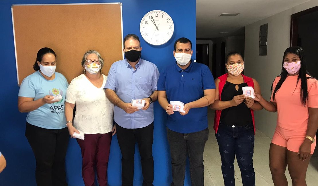 Léo Loureiro distribui máscaras de tecido que foram doadas pelo Itaú e deputado federal Arthur Lira