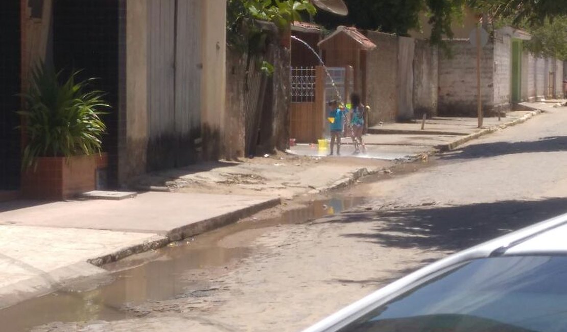 Turistas e moradores sofrem com falta d?água durante o Carnaval em Maragogi