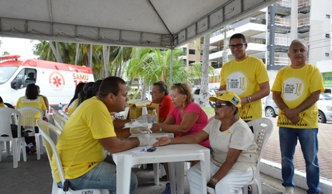 Ação educativa na orla de Maceió marca início das atividades do Maio Amarelo na capital