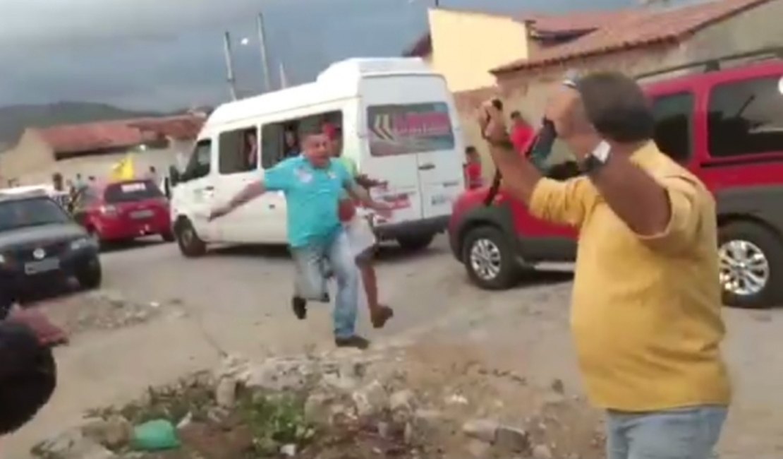 Vídeo mostra prefeito de Palmeira agredindo vereador antes de confusão