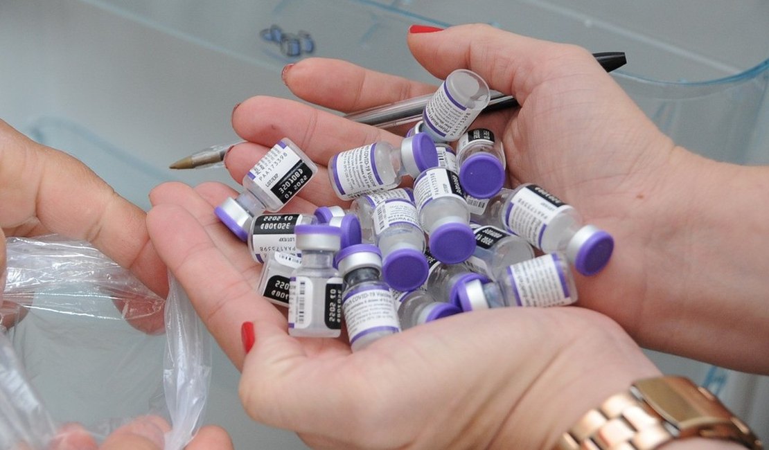Pfizer e BioNTech afirmam que três doses da vacina neutralizam ômicron