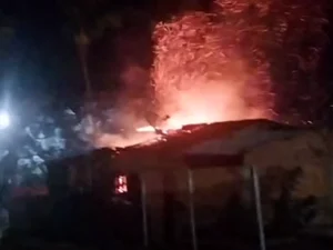 Casa fica parcialmente destruída após incêndio em Palmeira dos Índios