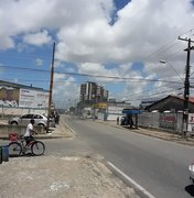 Moradores bloqueiam avenida para cobrar reinstalação de semáforo 