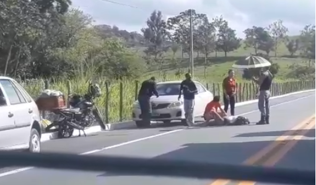 [Vídeo] Pneu estoura e motociclista sofre acidente na BR-104, em Murici