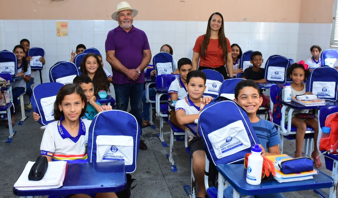 Prefeitura de São Sebastião inicia entrega de 7.600 mochilas aos estudantes da rede municipal