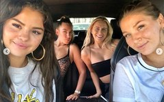 Selena Gomez postou sequências de fotos com as amigas.