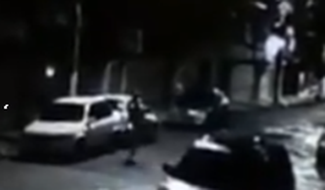 Imagens flagram homem arrombando carros estacionados no bairro da Jatiúca