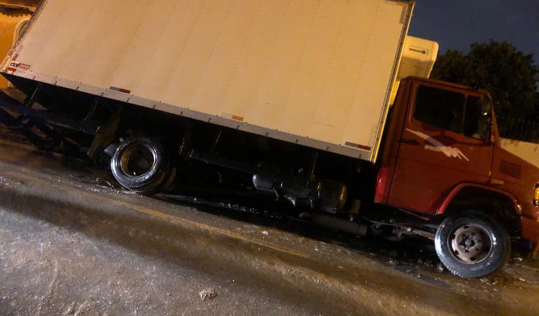 [Vídeo] Caminhão cai em buraco no Tabuleiro dos Martins