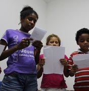 Crianças participam de coral em projeto de inclusão no Conjunto Carminha