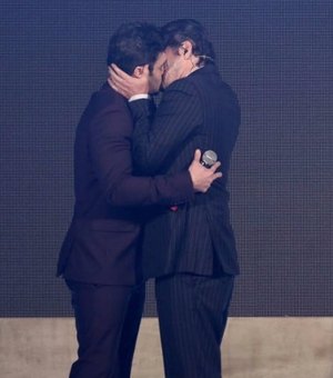 Marcelo Serrado e Marcos Veras se beijam em premiação como protesto contra a homofobia