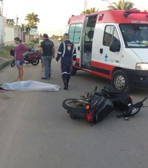 Mulher morre ao passar em quebra-mola e cair da moto, neste domingo