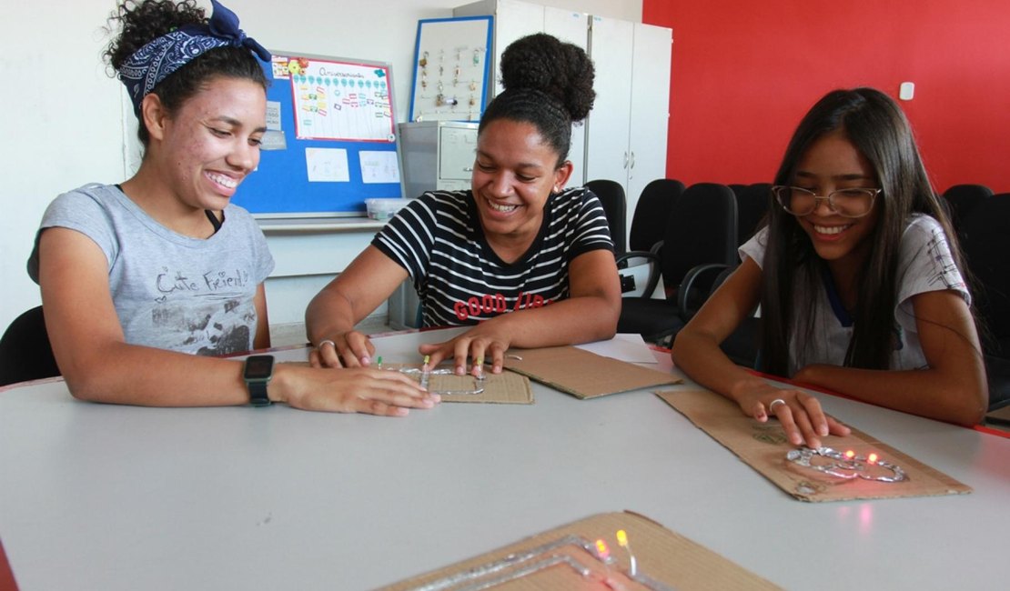 Governo de Alagoas anuncia licitação para compra de kits de combate à pobreza menstrual