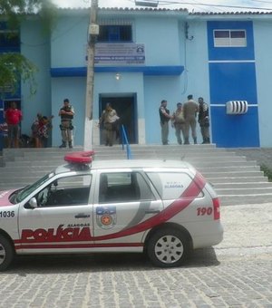 Homem é preso após ameaçar e causar danos à casa da companheira no interior de Delmiro Gouveia