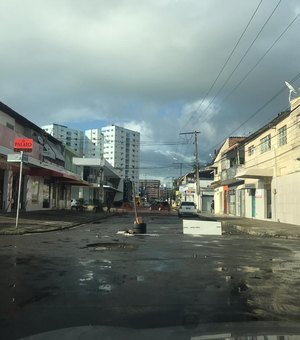 Asfalto cede, forma cratera e preocupa moradores no bairro da Jatiúca