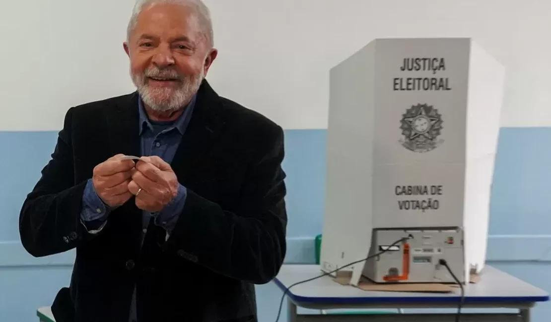 Lula vota em São Bernardo e manda recado aos 'bolsonaristas fanáticos'