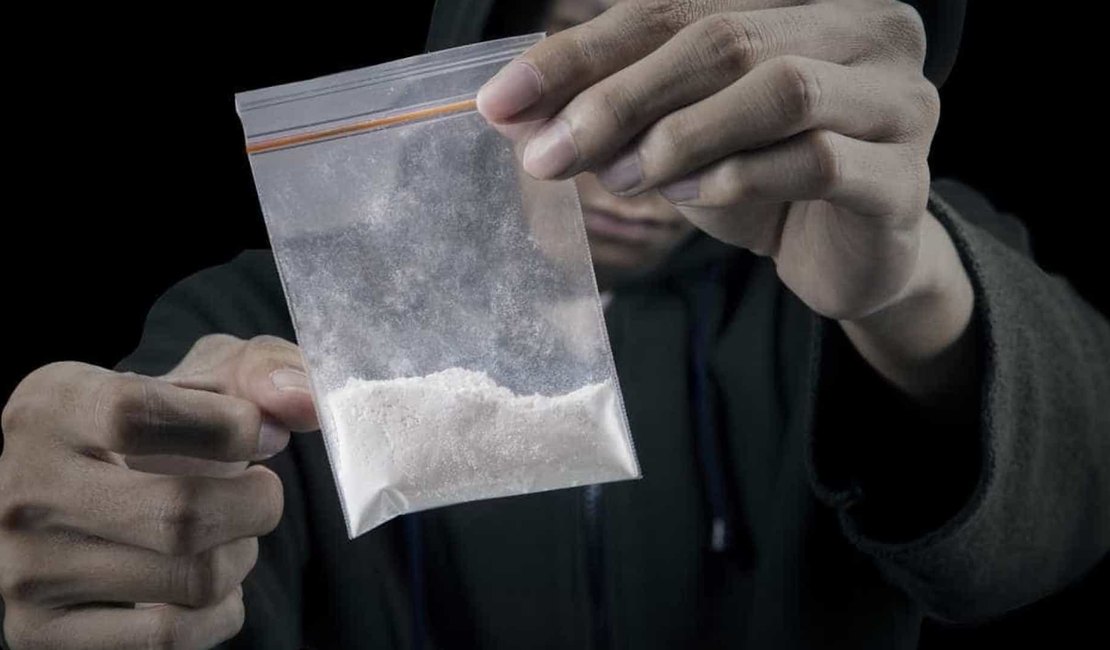 Jovem é preso com pacote de cocaína na parte alta de Maceió