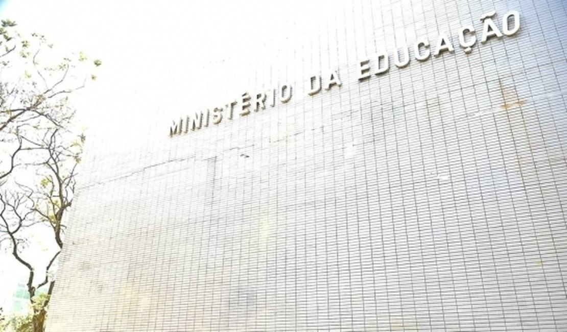 MEC suspende novos contratos de Fies e ProUni em 9 faculdades