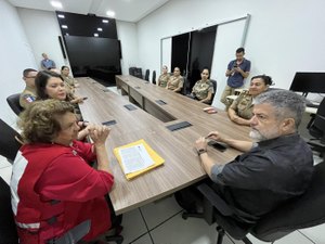 Militares do Proerd reforçam time de voluntários da Cruz Vermelha em Alagoas
