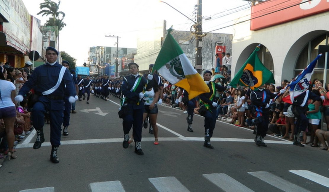 Desfile cívico-militar leva milhares de arapiraquenses às ruas do Centro