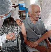 Aos 93 anos, educador Moacir Teófilo recebe vacina contra a Covid-19