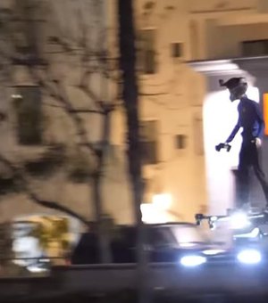 Homem é flagrado com com 'skate voador' em ruas dos EUA