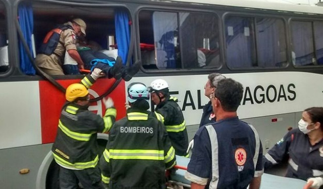 Ônibus da Real Alagoas se envolve em acidente